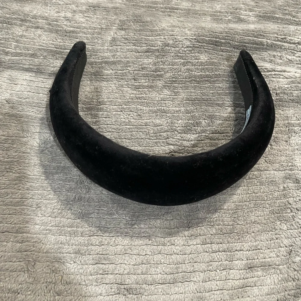 Velvet Prada hair accessory‎